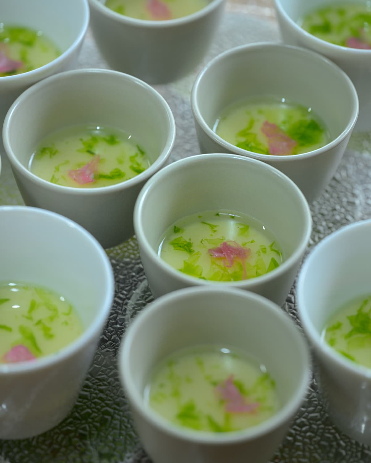 茶碗蒸し（桜の花びら＋三つ葉）